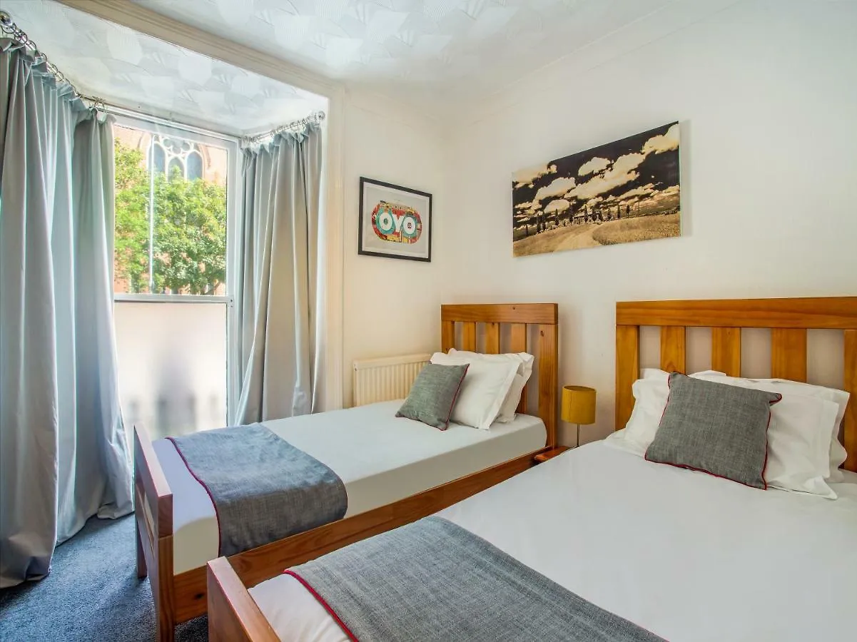 Oyo Avalon Lifestyle Guest House Hove Bed & Breakfast